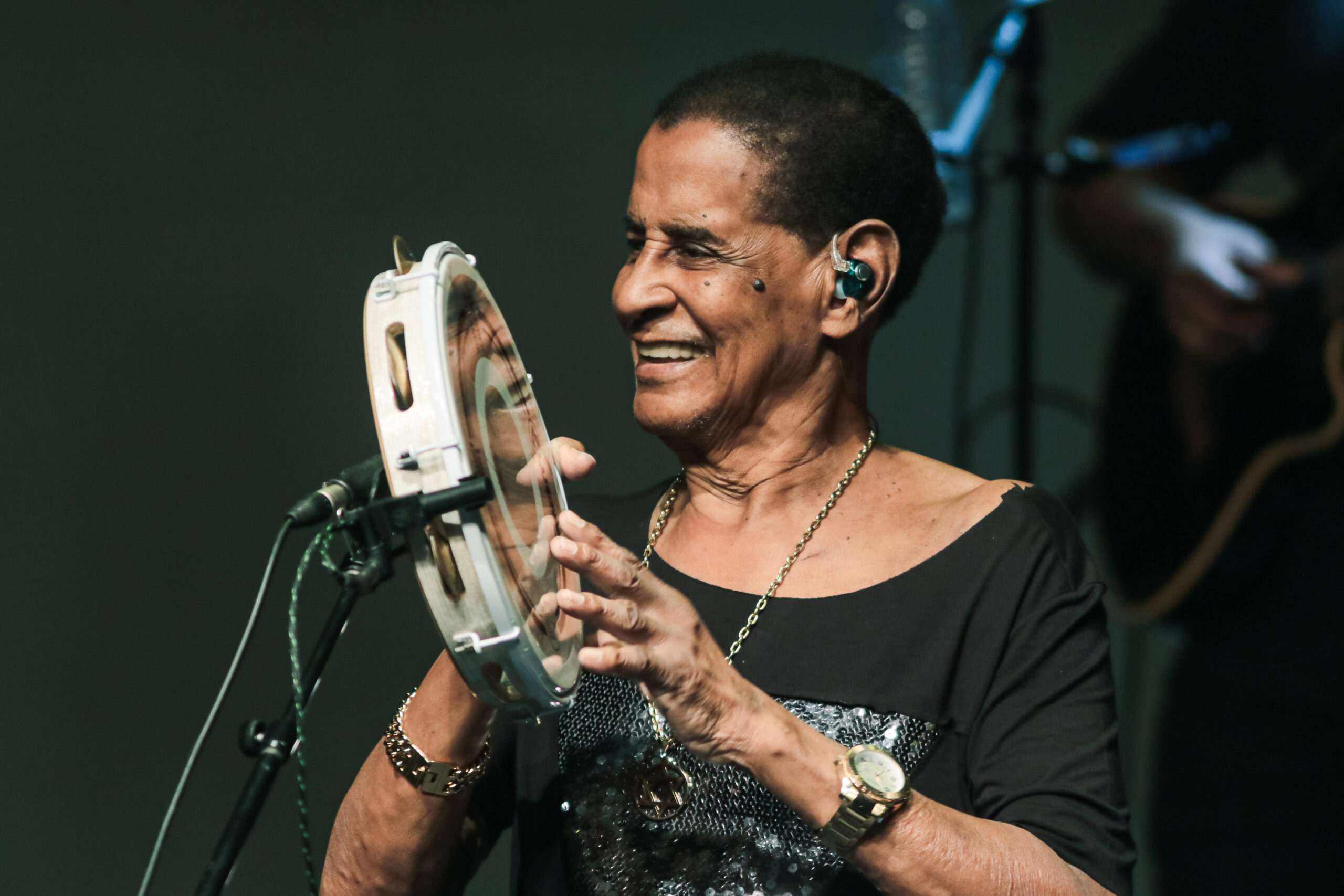 ***ARQUIVO*** SÃO PAULO, SP - 05.01.2024: SHOW FUNDO DE QUINTAL - O principal grupo de samba do Brasil, Fundo de Quintal, composto pelos integrantes Bira Presidente, Sereno, Ademir Batera, Júnior Itaguay, Márcio Alexandre e Tiago Testa se apresenta em São Paulo, no Sesc Vila Mariana, na noite desta sexta, 5 de Janeiro de 2024. (Foto: Van Campos /Fotoarena/Folhapress)